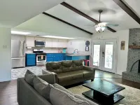 FRESHLY renovated home. Carrollton, DFW