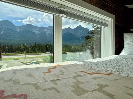 NEW 1 Min to Banff Gate | Mountain Views Retreat | Juliet Balcony | Loft Nook Отели в г. Bighorn No. 8