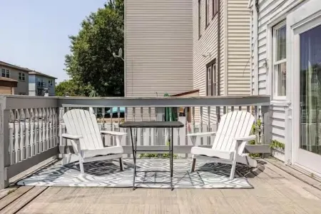 Free parking, Safe Area -close to NYC and Newark Airport,  2-bedroom apartment.