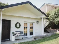 Contemporary Studio within Walking Distance of Downtown Bigfork! Hotel di Bigfork