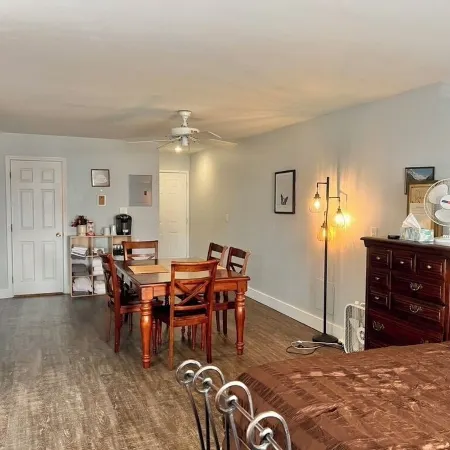 Downtown studio apartment with ROOFTOP DECK