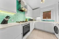 Azalea Apartment: Home comforts by the river Các khách sạn ở Isleworth