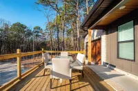 Fairfield Bay 4-Bedroom Cabin with Lake View, Sleeps 12 - Quiet & Relaxing