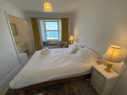 Breathtaking sea views, parking, beaches...  your ideal home away from home. Hotels in Newlyn