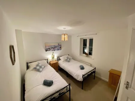 PIcket House - Andover - 3 bedroom with garden in quiet area close to centre Отели рядом с достопримечательностью «St Michael and All Angels West Andover and Preschool»