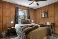 Charming 3-bedroom cabin w/ fire place