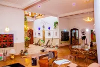 Large, beautiful wooded house in a unique vintage style, with 650m² of living space Các khách sạn ở Abomey Calavi