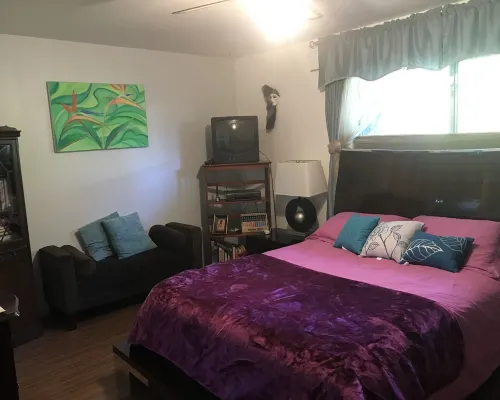 Colorful Warm Weather Jewel House 10,000 sq ft lot. Hotels in Menifee