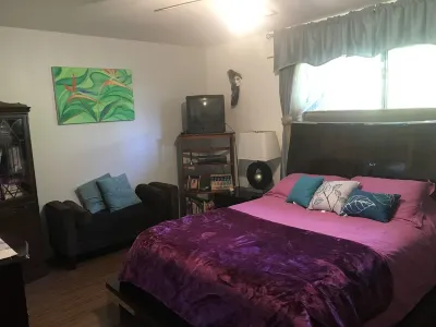 Colorful Warm Weather Jewel House 10,000 sq ft lot. Hotels near Spirit Park