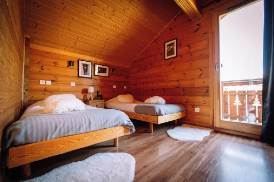 FAMILY CHALET AT LA JOUE DU LOUP, 50M FROM THE SLOPES FOR 14 PEOPLE