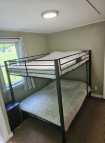 Cozy 2-bedroom cabin in charming Shandaken with WiFi, AC