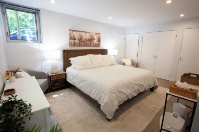 Luxury North End One-Bedroom in Trendy Downtown Halifax Neighourhood. Hotels in North End