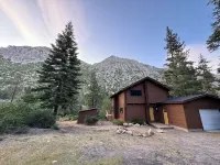 Tranquil 3-bedroom Cabin on Carson River in Markleeville