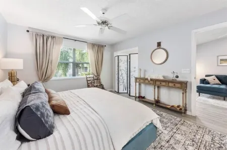 Gorgeous 2-Bedroom 2-Bathroom Furnished Rental Отели в г. Те-Медоуз