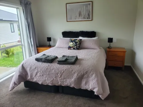 Warm, new house, equipped with all you need for an enjoyable weekend away! Hotels in Martinborough