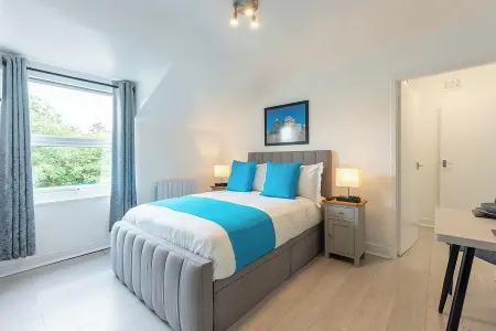 Located close to the city centre with free parking available. Отели рядом с достопримечательностью «Wightwick Manor and Gardens»