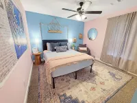 The Gulfport Muse-Artistic Getaway-Walk to Beach- Firepit!