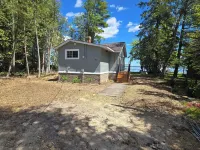 The Lily Pad: Newly Renovated, Lakefront Retreat on Shawano Lake, Sleeps 6 Hotels in Wescott