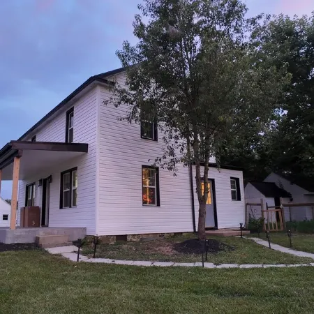 Charming 3-bedroom house with porch and yard in Winchester