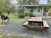 Charming 2-bedroom cabin right on the Frio River - Cabin #1 - Feriehus