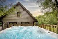Wootton; woodland lodge for 8 with hot tub, log burner, BBQ, near Alton Towers.