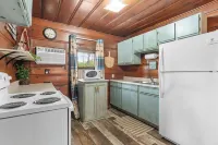 Rustic charm/Cozy comfort-1-bedroom cabin/Ozark view nestled by Bull Shoals Lake