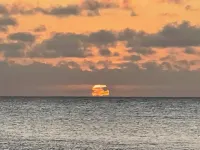 Penthouse queen studio 120 steps to beaches & fun