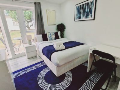 Cozy Harrow Studio with Extra Bed