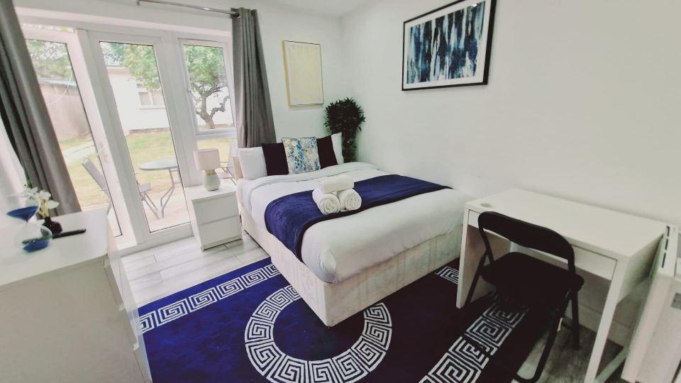 Cozy Harrow Studio with Extra Bed