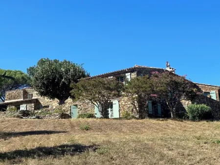 Large Interior Designed Studio with Pool in the Gulf of Saint-Tropez Отели в г. Ла Гард-Френе