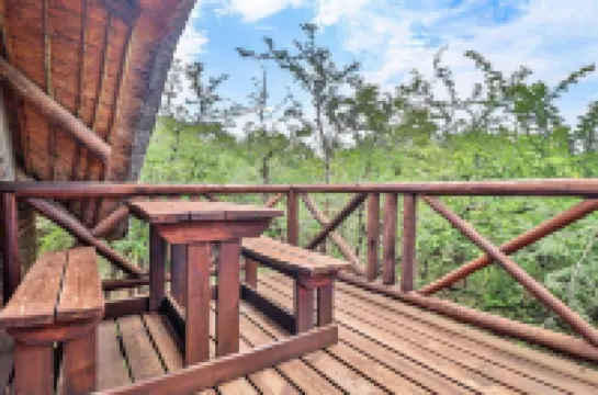 Luxury chalet 12 mi from the Crocodile Bridge Gate of the Kruger National Park!