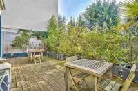 Elegant six-bedroom villa of 350 m2 with garden.