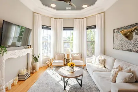 Charming Victorian Retreat 4BD-2BT-1 off street parking. Отели рядом с достопримечательностью «Центр Конвенции Окленда»