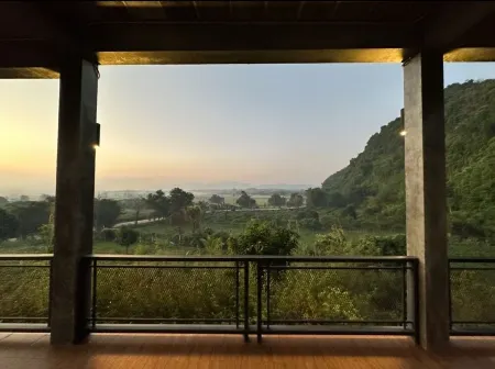 Private villa with scenic view Choui Fong Tea Отели рядом с достопримечательностью «Pon Nam Rong Hot spring»