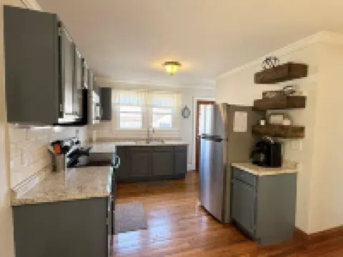 Hilltop Hideaway-charming 2 bedroom home, family friendly, WiFi , AC ,