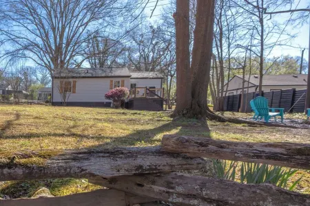 Charming 2-bedroom cottage in downtown Anderson SC. Отели рядом с достопримечательностью «Парк Дженератор»