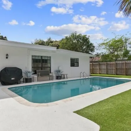 Outdoor Oasis Heated Pool, Hot Tub, Fire Pit, Tiki, Games