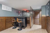 Home Min to Zoo, Charles Schwab Field, Chi Health Center, Covered Porch, 4TVs