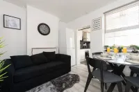 4-Bedroom, Home, Croydon, Sleeps 8! Family, Group And Contractor Friendly! Hotels in Thornton Heath