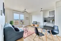 Parking and walking distance from RER B and metro (line 4) Hotel di Bagneux