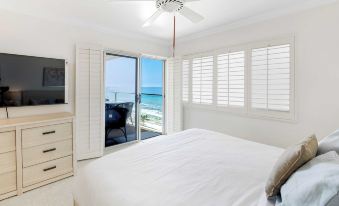 Oceanfront Gem w/ Balcony, Pool, Hot Tub & Carbon Beach Access Bluewater Haven by Avantstay