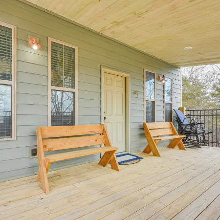 Covered Porch & Fire Pit: Cabin in Richland
