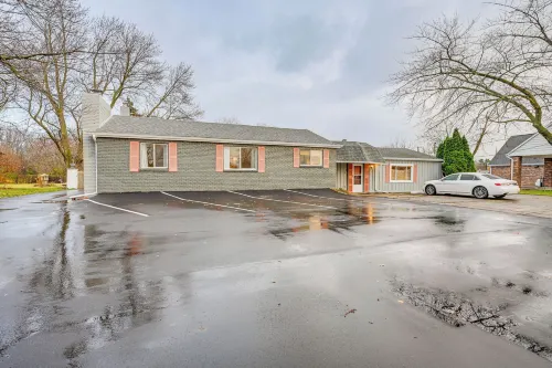 Pet-Friendly Flushing Getaway Near Downtown - 3-Star