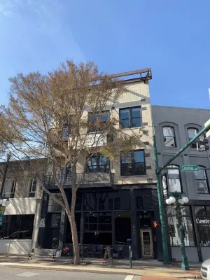 Eliot’s Ness’t: Modern Loft Downtown Hot Springs for 6! - avec sources thermales