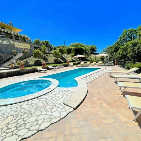 Charming villa in Umbria - sleeps 16 - lake view - Pool, jacuzzi and events room