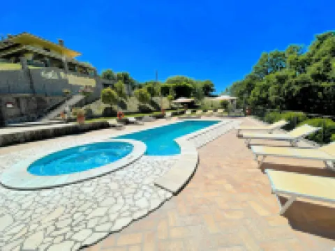 Charming villa in Umbria - sleeps 16 - lake view - Pool, jacuzzi and events room