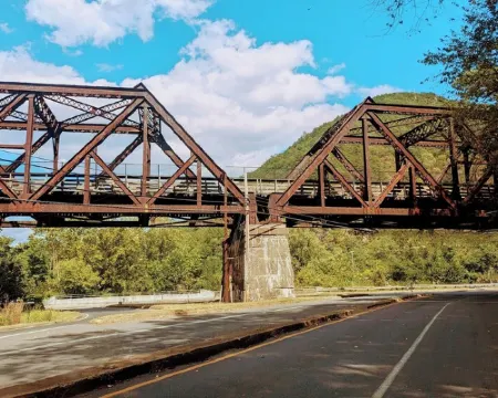 Relaxing Rustic Oasis II -  6 Min Walk to Downtown! Cyclist Welcomed! Hotels in Cumberland