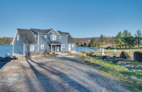 紐頓湖畔的家庭住宅，帶甲板和火坑