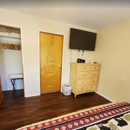 {Forget-Me-Not Inn} Alaskan Vacation Rental (Bear Suite)