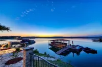 Lake Travis Waterfront lodge/Dock/Firepit/Outdr Lux Hotels in Lago Vista